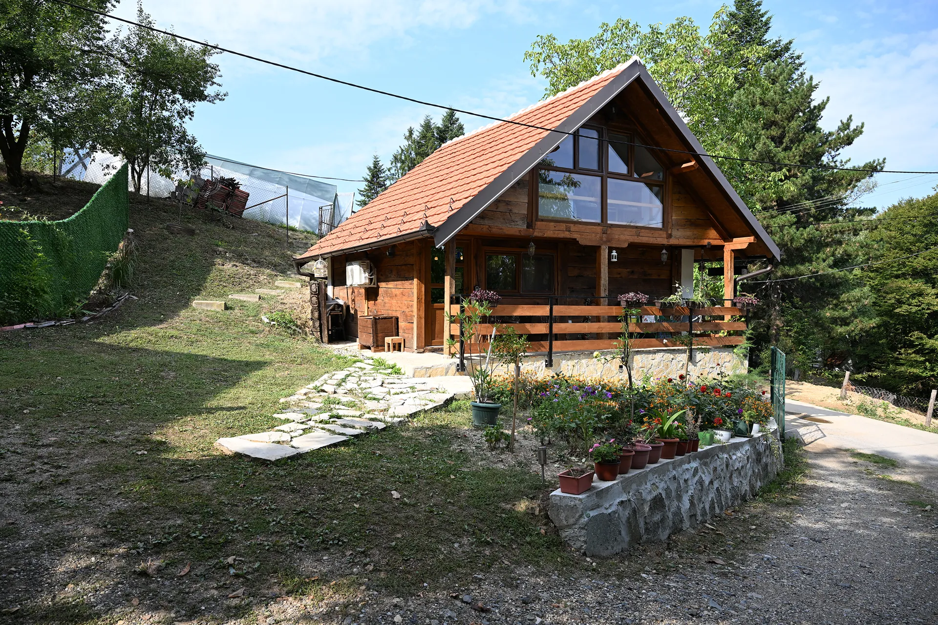Drvena kućica Koji Vajat sa terasom