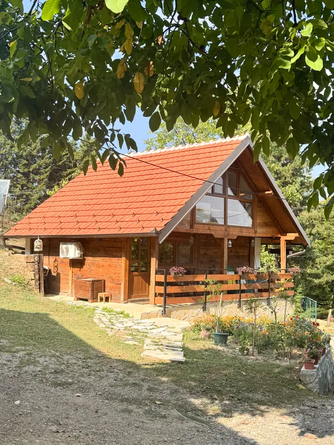 Drvena kućica Koji Vajat ispod oraha