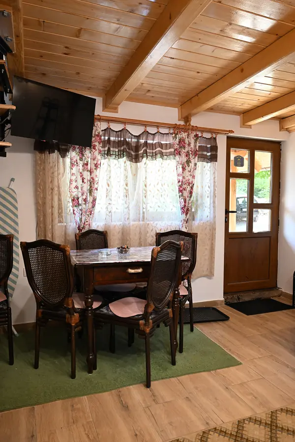 Trpezarijski sto pored prozora – mesto za rad